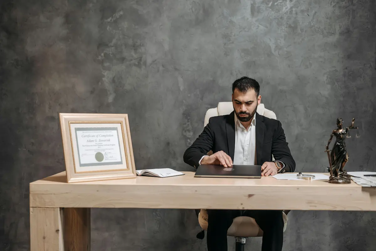 Hombre escribiendo en un cuaderno de estrategias, simbolizando la planificación y toma de decisiones.