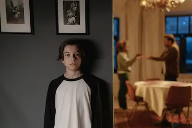 Persona avanzando hacia la luz, dejando la oscuridad atrás, simbolizando recuperación y bienestar.