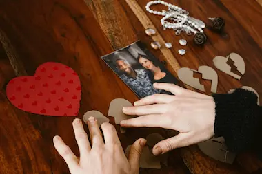 un corazón roto, una foto de una relación que terminó
