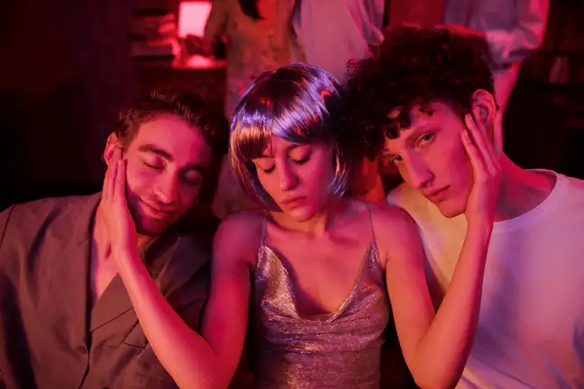 Pareja en conflicto analizando su relación después de la infidelidad