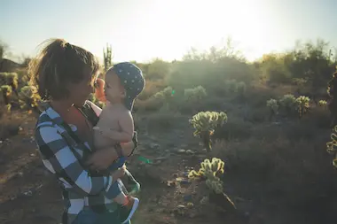 madre soltera cargando a su hijo bebé.