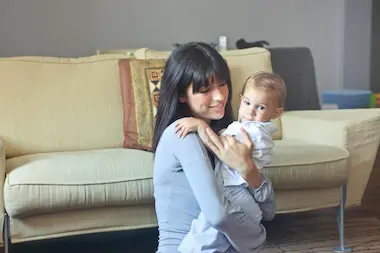 madre soltera sosteniendo a su bebé
