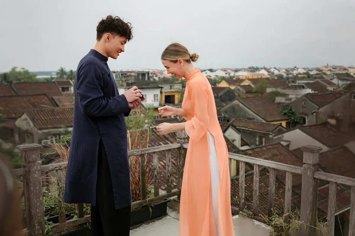 Pareja sonriendo y mirándose a los ojos, con un fondo neutro que representa la conexión emocional.